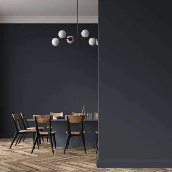 Schwarzer Esstisch mit Design-Stühlen, Wand — Stockfoto