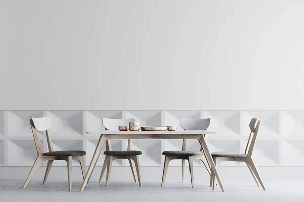 Interior da sala de jantar branca, cadeiras de madeira — Fotografia de Stock