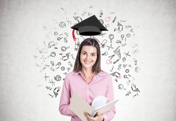 Lächelnde junge Frau, Copybook, Bildung — Stockfoto