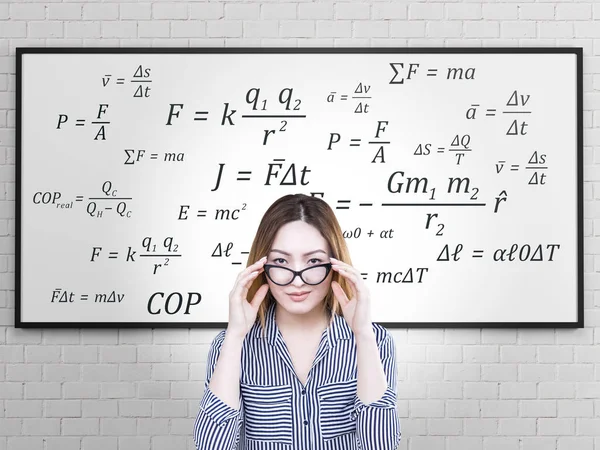 Mujer de negocios asiática, gafas, fórmula — Foto de Stock