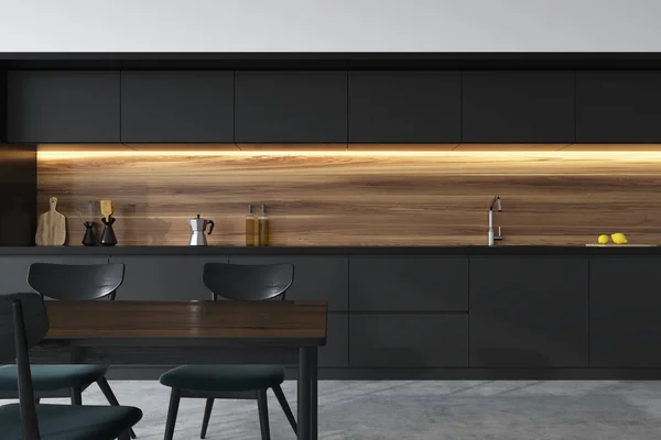 Vista frontal de uma cozinha preta e de madeira, mesa — Fotografia de Stock