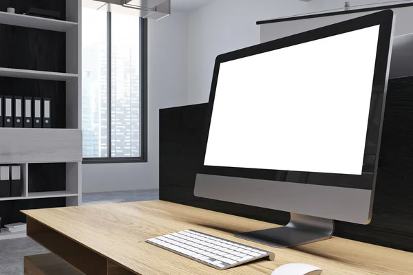 Білий екран стільниці на столі в офісі — стокове фото