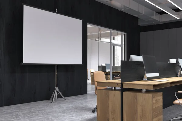 Schwarzer Büroinnenraum, Bildschirm für Präsentationen — Stockfoto
