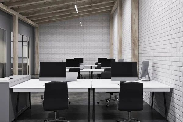 Biały cegła otwarcia biura wielkopowierzchniowe, betonu blisko — Zdjęcie stockowe