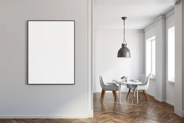 Sala de jantar branca, piso de madeira, cartaz na parede — Fotografia de Stock