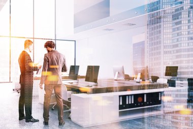 Beyaz ve ahşap çatı office köşe, tonda insanlar
