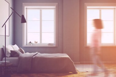 Yan görünümü gri yatak köşe bir posteri ile bulanıklık