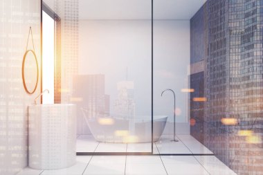 Cam duvar banyo, beyaz bir küvet ve tonda bir lavabo