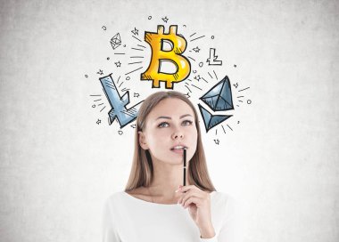 Çekici beyaz kadın düşünme cryptocurrency
