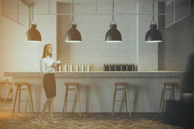 Beyaz duvar bar iç, kadın