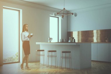 Fonksiyonel beyaz ve kahverengi mutfak yan tonda