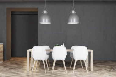 Beyaz sandalye ile ahşap masa