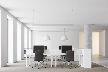 Açık alan ofis ortamındaki bilgisayar