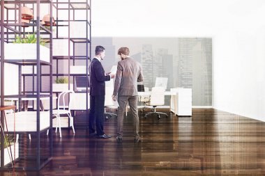 Gri ve beyaz ofis, bitkiler, iş adamları