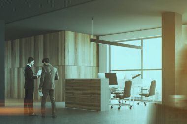 Gri ve ahşap ofis kabinleri, işadamları
