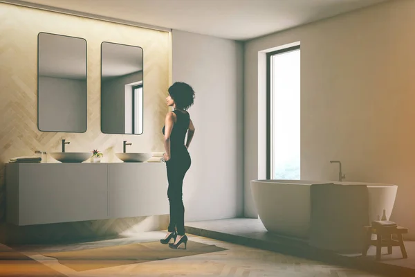 Уголок светлой деревянной ванной комнаты, женщина — стоковое фото