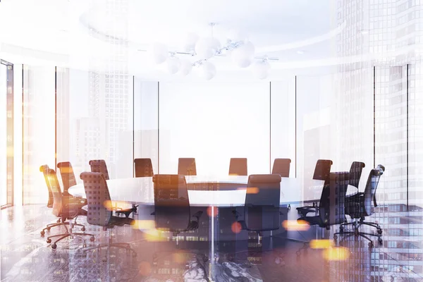 Sala de reunião branca, mesa redonda tonificada — Fotografia de Stock