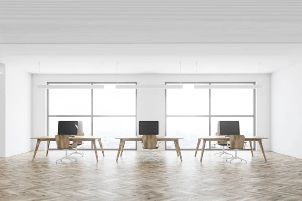 Datorer i ett öppet utrymme kontor, trä — Stockfoto
