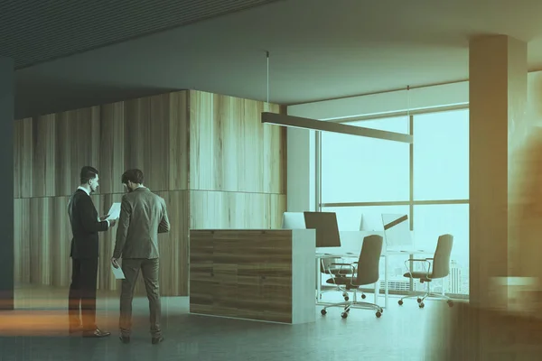 Сіро-дерев'яні office кабіни, бізнесменів — стокове фото