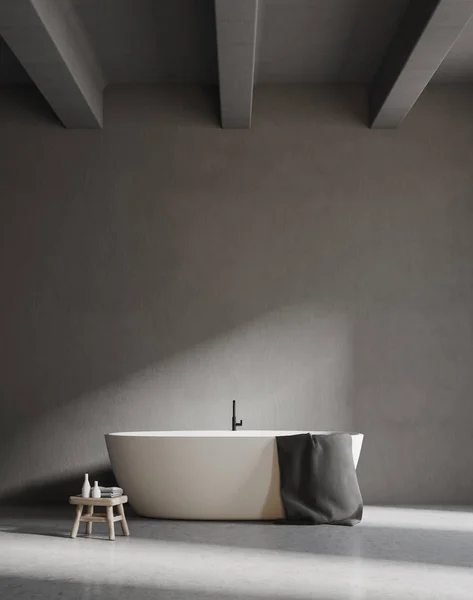 Bañera blanca en un baño gris, minimalismo —  Fotos de Stock