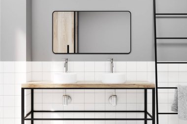 Gri döşeli banyo çift yakın kadar lavabo