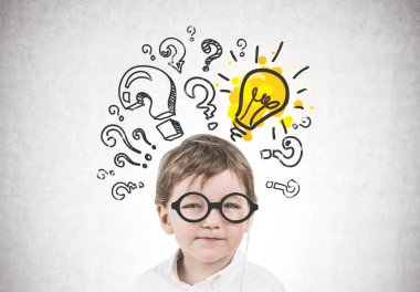 Gözlük, sorular, fikir ile şirin küçük çocuk