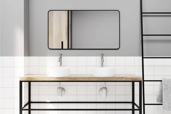 Сіра плитка для ванної кімнати подвійна раковина крупним планом — стокове фото