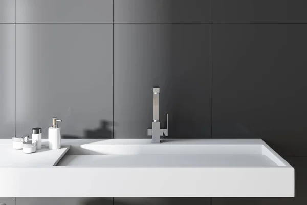 Salle de bain grise, lavabo blanc gros plan — Photo