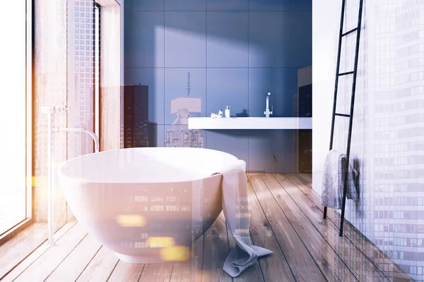Salle de bain grise, baignoire blanche, échelle tonique — Photo