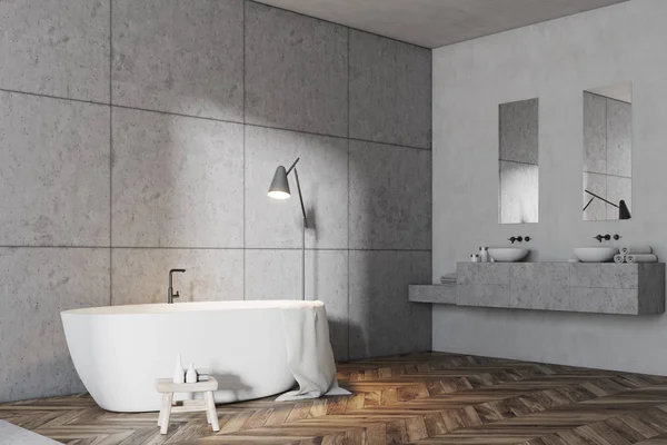Esquina del baño de azulejos grises, bañera blanca — Foto de Stock