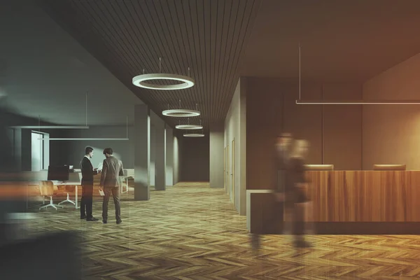 暗い、木製オフィス、フロント オープン スペースの人 — ストック写真