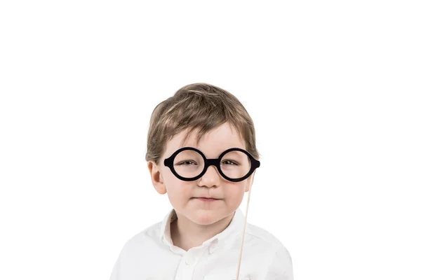 Roztomilý malý chlapec s brýlemi, izolované — Stock fotografie