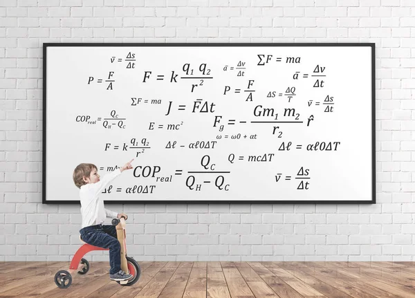 Lindo chico en un triciclo, mostrando la fórmula del dedo — Foto de Stock