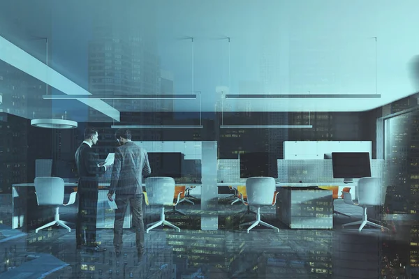 Koyu gri duvar açık alan ofis iç tonda