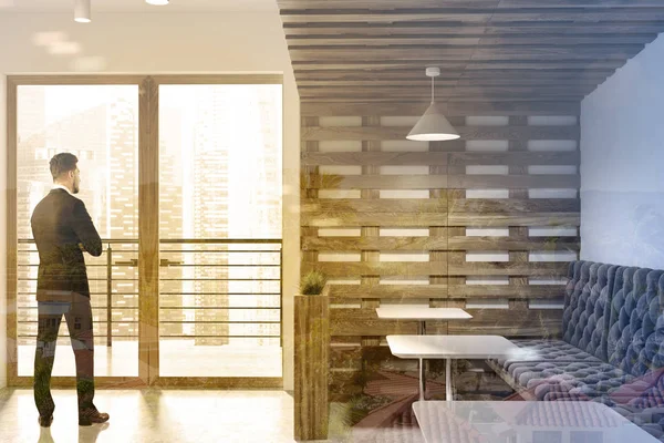 Beyaz ve ahşap Eko kafe iç, işadamı