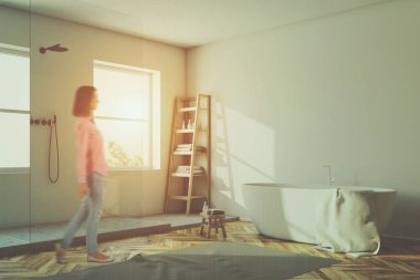 Tonlu beyaz banyo köşesi