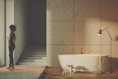 Gri tonda merdiven banyo