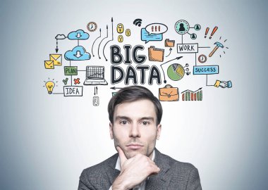 Düşünceli koyu saçlı işadamı, büyük veri