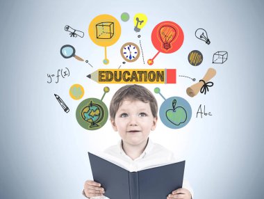 Sevimli küçük çocuk bir kitapla, bilgi