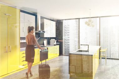 Gri mutfak köşesi, sarı sayaçları, tonda tablo