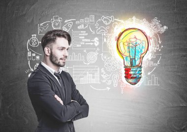 Dalgın sakallı işadamı, iyi iş fikri