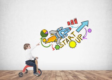 Yakışıklı başlangıç göstermek yukarıya bir üç tekerlekli bisiklet üzerinde