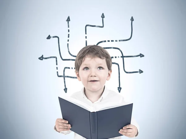 Lindo niño con un libro, laberinto de flecha — Foto de Stock