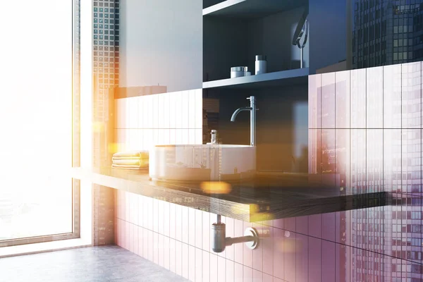 Fregadero en una esquina de baño rosa y gris tonificado —  Fotos de Stock