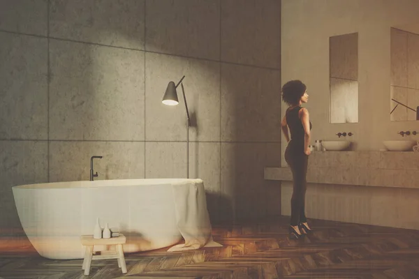Уголок серой плитки ванная комната, белая ванна, тонированная — стоковое фото