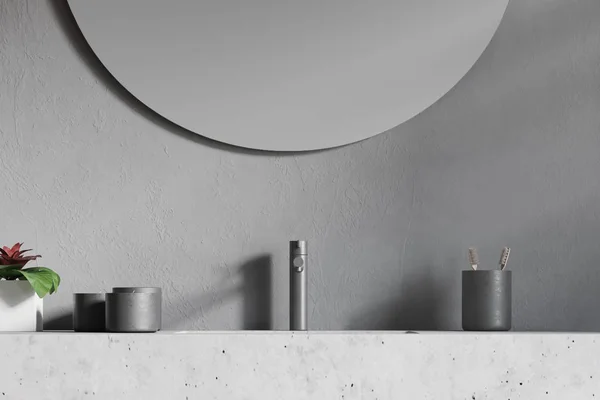 丸い鏡の浴室の流しをクローズ アップ — ストック写真
