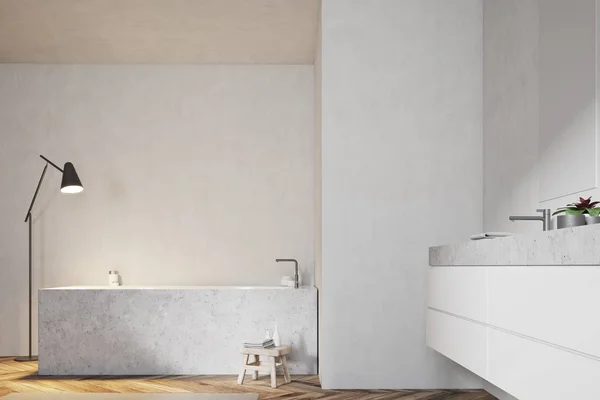 Biała łazienka, skośne wanna i umywalka — Zdjęcie stockowe