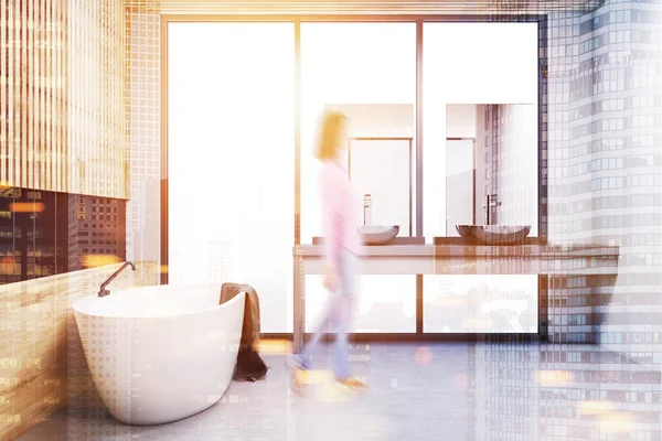 Modern banyo, ahşap ve siyah yan görünüm bulanıklık — Stok fotoğraf