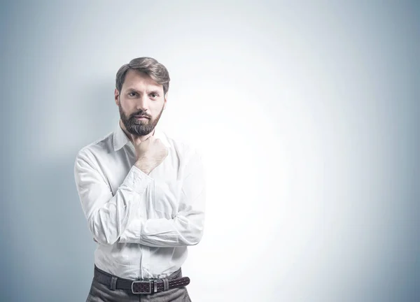 Selbstbewusster junger Geschäftsmann, graue Wand-Attrappe — Stockfoto