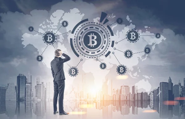 Verwirrter Geschäftsmann, Bitcoin-Netzwerk, Stadt — Stockfoto